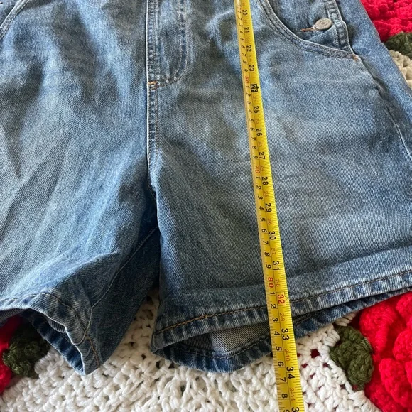 Levi’s Premium Vintage Shortalls - Denim Overall Shorts in Medium Wash - Picture 8 of 11